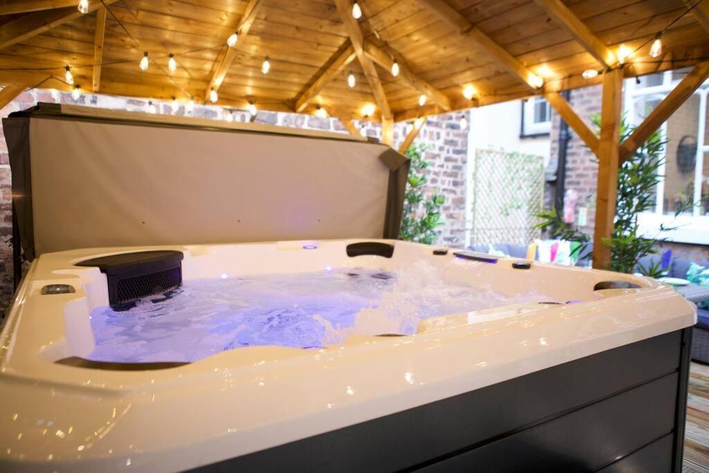 Romance On The Rows - Hot Tub City Centre Chester Eksteriør bilde